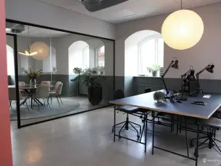 Charmerende kontor med industriel vibe