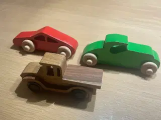 Flotte håndlavede biler i træ.