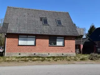 Centralt beliggende hus i Frøstrup med ugeneret have