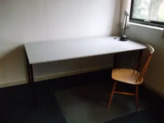 Skrivebord i metal