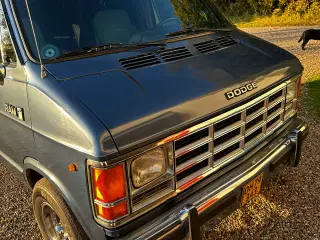 Dodge Ram 250 van