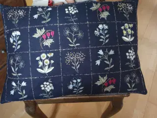 Antik Sort Pude med Flotte Blomsterbroderier