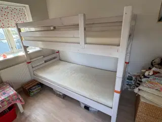 Køjeseng med spring madrasser, stige og sengehest 