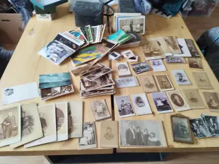 Gamle fotografier og postkort 