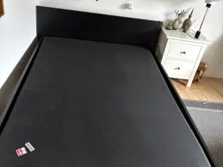 Senge ramme med madras 140x200