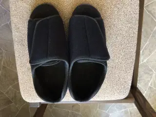 Hjemmesko i sort filt med Velcro lukning