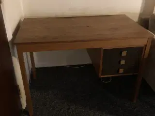 Solidt skrivebord i træ med skuffer