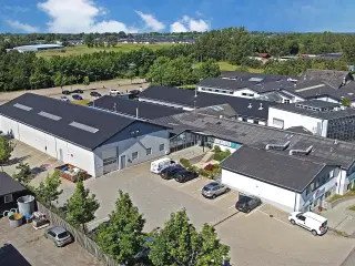 Flot lagerlejemål med tilhørende kontorlokaler som er velbeliggende i Ølstykke.