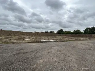 Udenomsareal på stor teglværksgrund.
