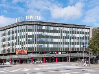 Flot butikslejemål beliggende i Imperial-bygningen på hjørnet af Gammel Kongevej og Vester Farimagsgade, lige overfor Vesterport station. 