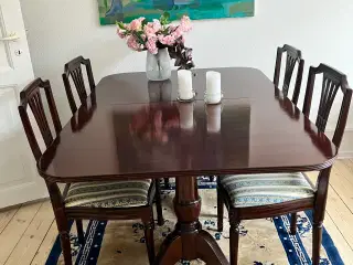 Spisebord med 4 stole i Mahogni