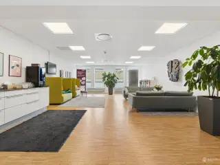 Indbydende kontormiljø med mange mindre kontorer. samt eget konferencerum i København NV