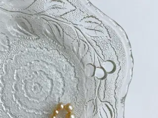 Klart glas, bladformet m kirsebærpræg