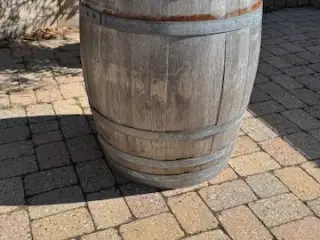vintønde af egetræ, vandbeholder, plantekrukke mm.