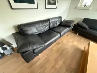 3 personer lædersofa + sofabord (ny pris 30.000,-)