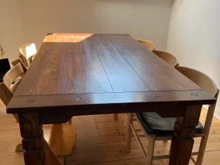 Spisebord i mørkt lakeret træ med tillægsplader 