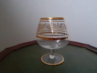 Glas, Isasitter og glas med gulddetalje