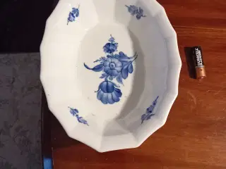 Oval skål. Blå blomst