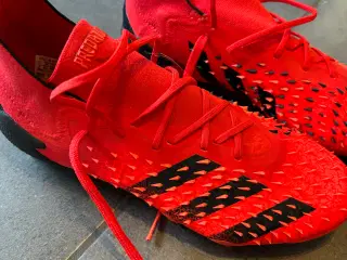 Nye adidas predators fodboldstøvler