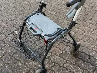 Rollator for ældre og/eller gangbesværede 