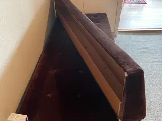 Velour brun sofa med løs ryglæn