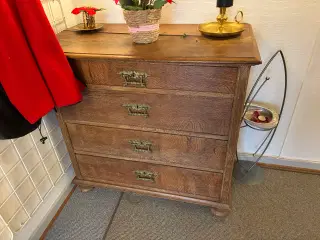 Antik kommode i egetræ