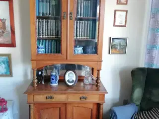 Bogskab i mahogni. Kan adskilles i 2 dele.