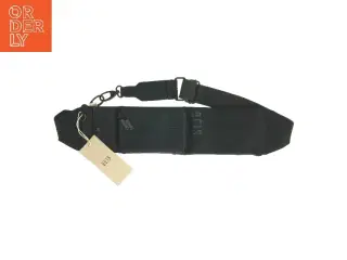 Skråtaske fra Beis (str. Front, 53 x 10,5 cm rem 4,5 cm)