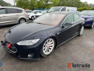 - - - Personbil TESLA Model S 85D