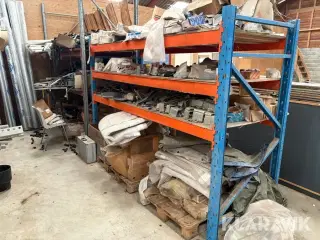Pallereol med blandet byggematerialer