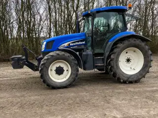 Særdeles velholdt Ford/NH traktor TSA 125 sælges 