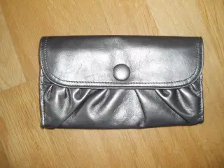 Lille kuverttaske med magnetlås