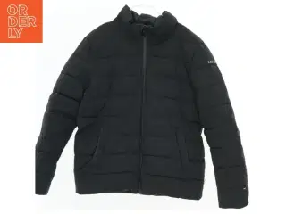 Sort quiltet jakke fra Les Deux (str. 158)