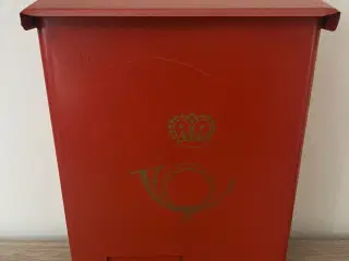 Flot lille rød postkasse med postlogo