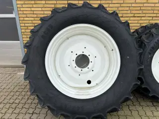 New Holland 440/65R28+540/65R38