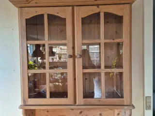 Vitrineskab i fyrtræ 