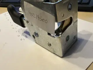 Valtra Dørlås indvendig højre. nummer 45217500