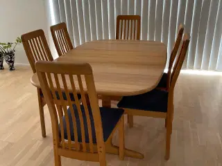 Spisebord med 2 plader samt 6 stole i eg
