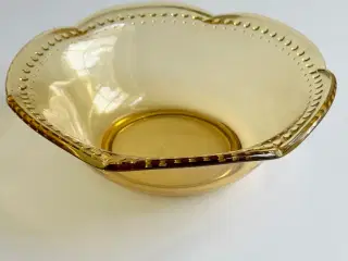 Ravfarvet glas, serveringsskål, prikket kant