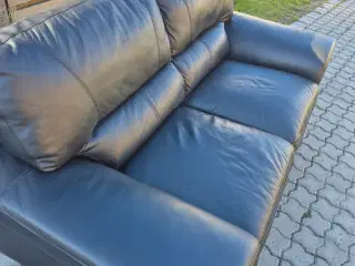 Lækker 2 personers sort læder sofa sælges 