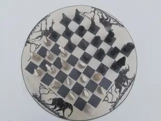 Pænt rundt skakspil /brætspil med brikker i sten 
