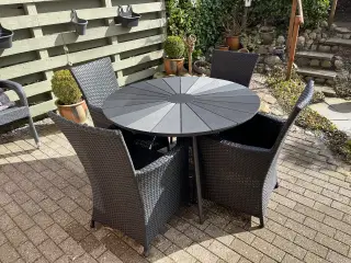 Pænt velholdt Havebord med 4 stole og 2 skamler