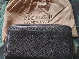 DECADENT of Copenhagen pung - model Erin