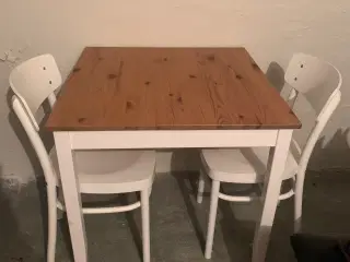 Lille spisebord og 2 stole 