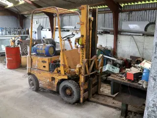 Komatsu gastruck model FG 10-10 m/letvægtsflaske