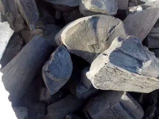 Trækul af hårdttræ til grill