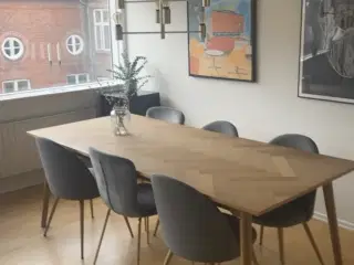 Spisebord med sildeben i egetræsfinér