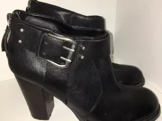 Sort læderstøvle fra Nine West