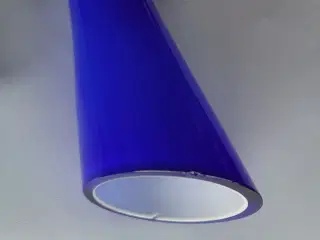 Høj cobaltblå/hvid designvase af Gunnar Ander.
