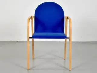 Konferencestol af bøg med blå polstret sæde og ryg